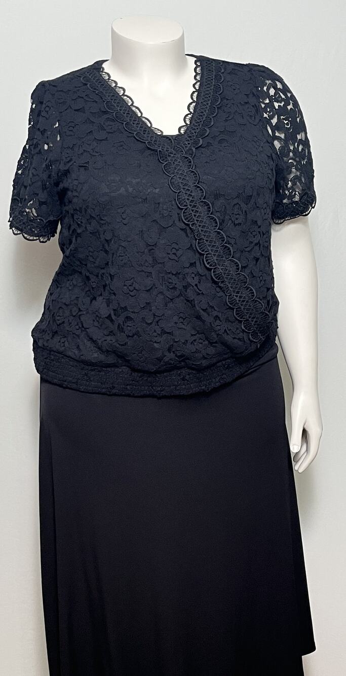 Torrid NWT 2 Black Stretch Lace Surplice Smocked Waist Crop Top Blouse 2X 18-20